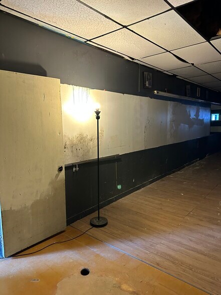 More Photos Of 1192 Yorkship Sq, Camden Storefront Retail Residential For Lease