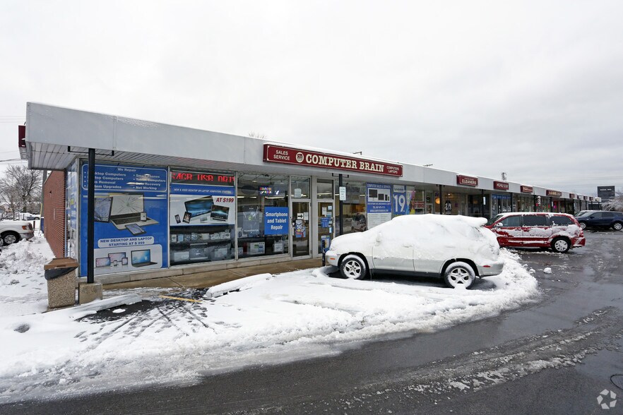 More Photos Of 4704-4722 W Touhy Ave, Lincolnwood Unknown For Lease