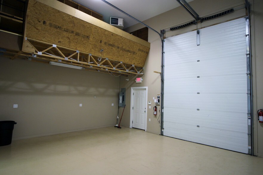 More Photos Of 10151-10171 Bergin Rd, Howell Flex For Lease