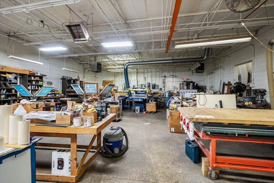 More Photos Of 73 W Walton Blvd, Pontiac Manufacturing For Sale