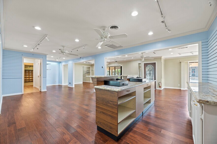 More Photos Of 1001 Avenue A, Katy Storefront Retail Office For Lease