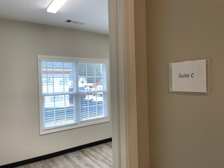 More Photos Of 247 River Park North Dr, Woodstock Medical For Sale