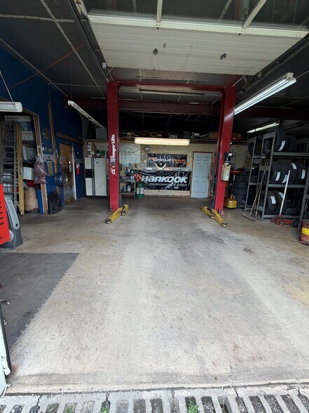 More Photos Of 1529 E Philadelphia Ave, Gilbertsville Auto Repair For Sale