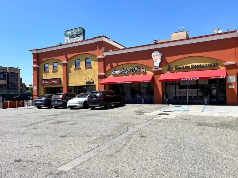 More Photos Of 210 N Western Ave, Los Angeles Storefront For Lease
