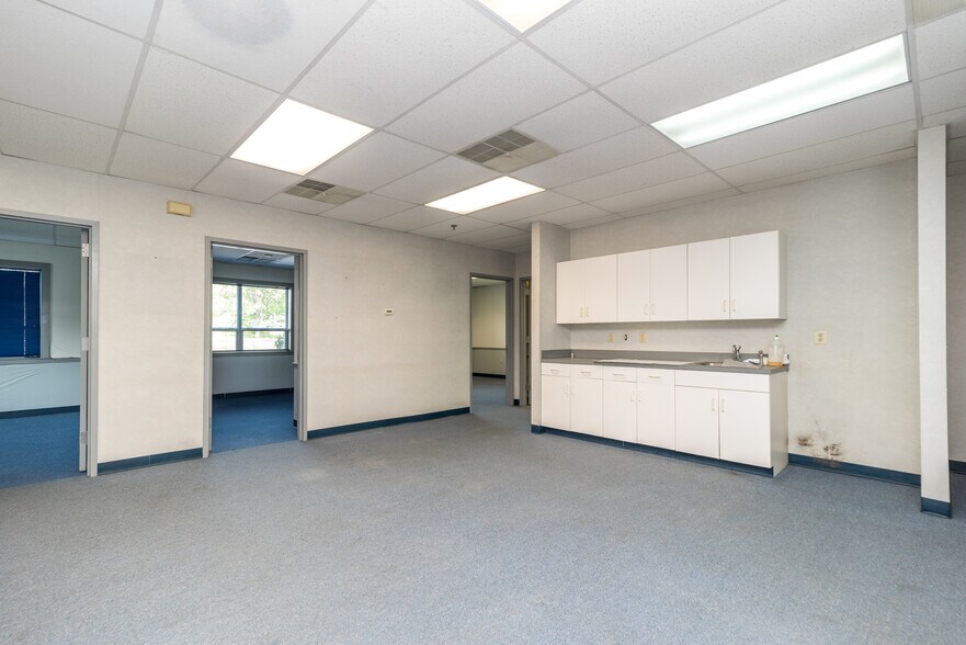 More Photos Of 2047 Bridge Rd, Schwenksville Office For Lease