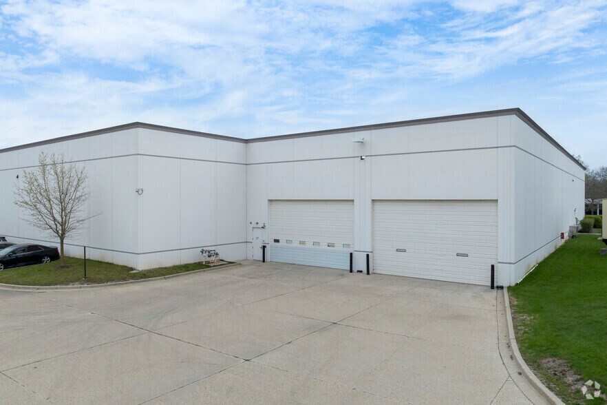 More Photos Of 1011 Woodlands Pky, Vernon Hills Warehouse For Sale