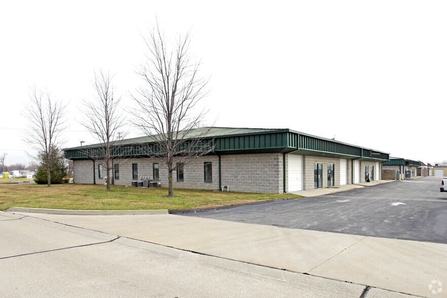 More Photos Of 239 Fox Hill Rd, Saint Charles Showroom For Lease