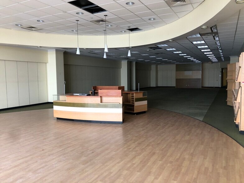 More Photos Of 8600-8660 N Boardwalk Ave, Kansas City Storefront For Lease