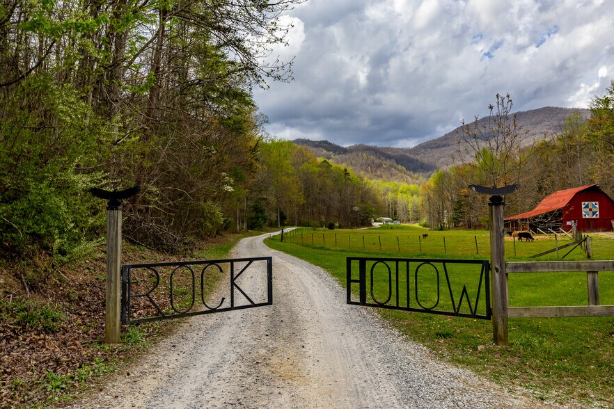 Primary Photo Of 1534 Cove Ln, Oliver Springs Sports And Entertainment For Sale