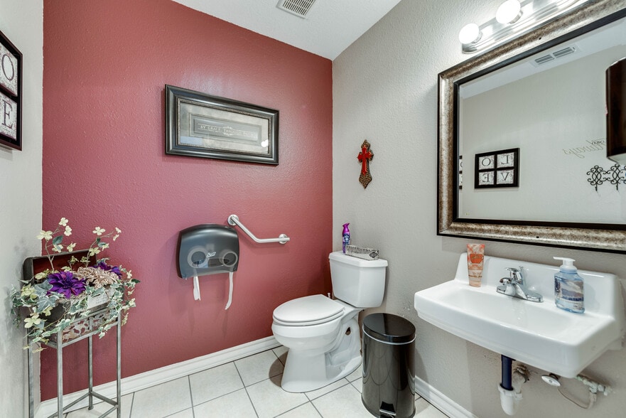 More Photos Of 1001 Austin St, Midland Religious Facility For Sale