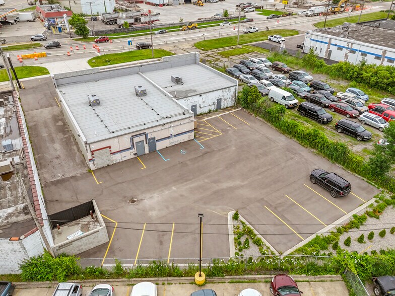 More Photos Of 16775-16777 E 13 Mile Rd, Fraser Unknown For Lease