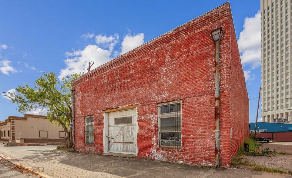 More Photos Of 1901 Strand St, Galveston Flex For Sale