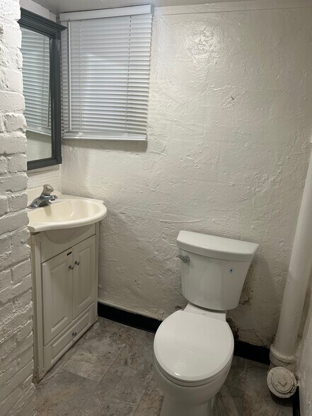 More Photos Of 1906 SE Monroe St, Portland Freestanding For Lease