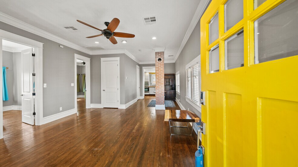 More Photos Of 6005 N Main St, Houston Office Residential For Sale