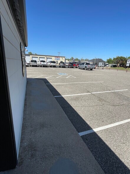 More Photos Of 938 N Flood Ave, Norman General Retail For Sale