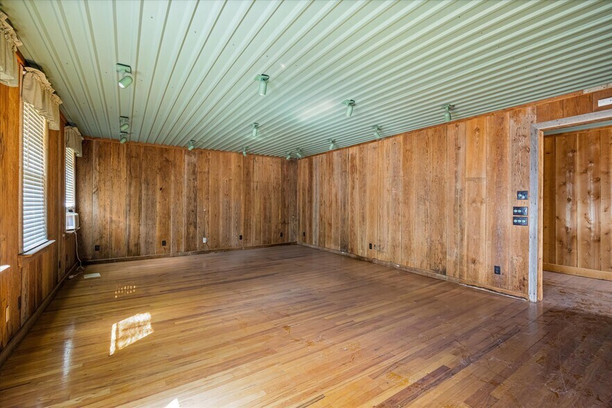 More Photos Of 301 NE Barnard St, Glen Rose Office For Sale