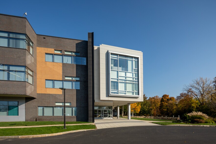 More Photos Of 610 Lincoln St, Waltham Office For Lease