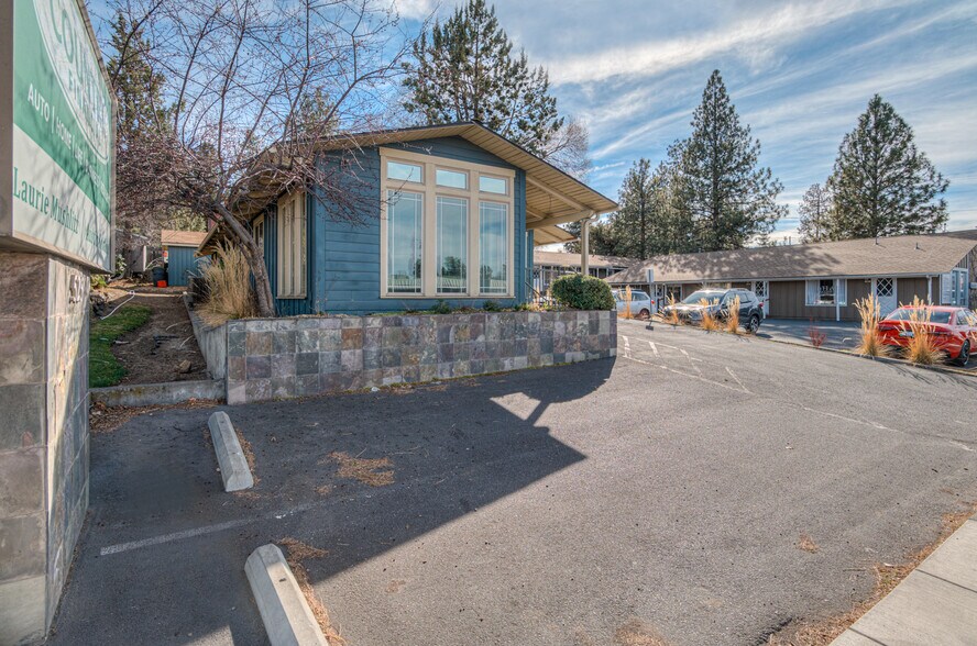 More Photos Of 525 NE Greenwood Ave, Bend Office For Sale