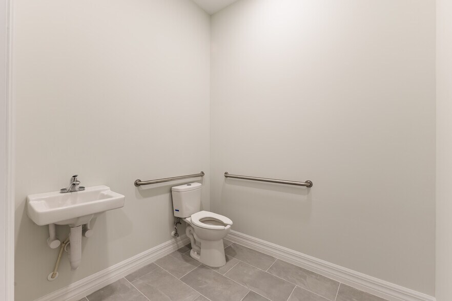 More Photos Of 8359 Stringfellow Rd, Saint James City Medical For Lease