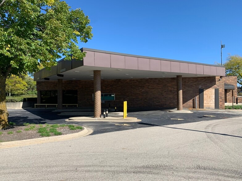 More Photos Of 1355 W Dundee Rd, Buffalo Grove Bank For Lease