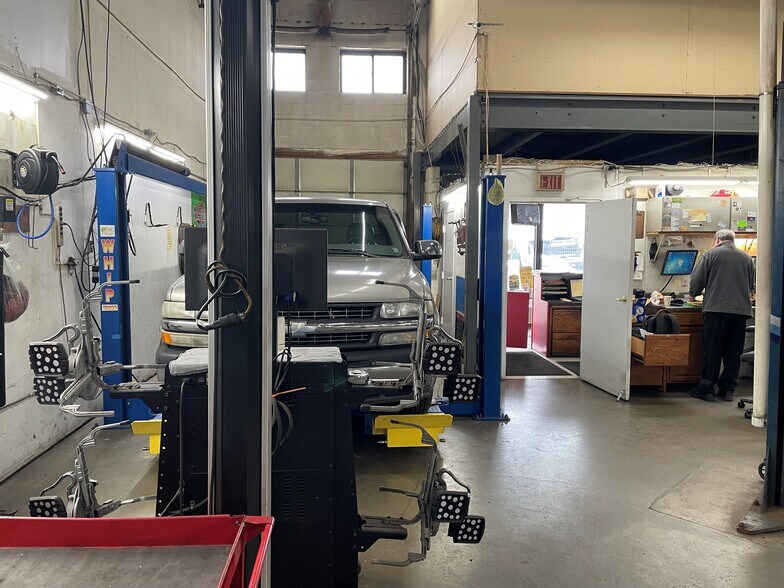 More Photos Of 8740 Cherry Ln, Laurel Light Manufacturing For Sale