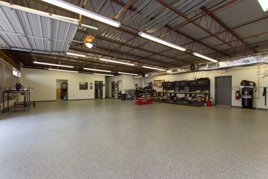 More Photos Of 4058 S Memorial Pky, Huntsville Warehouse For Sale