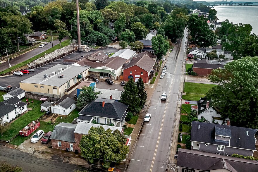 320 W Jennings St, Newburgh, IN 47630 Storefront Retail Residential