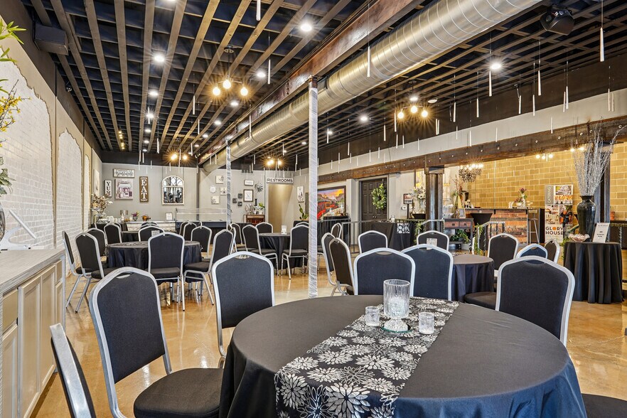 More Photos Of 109-111 S Main St, Irving Restaurant For Sale