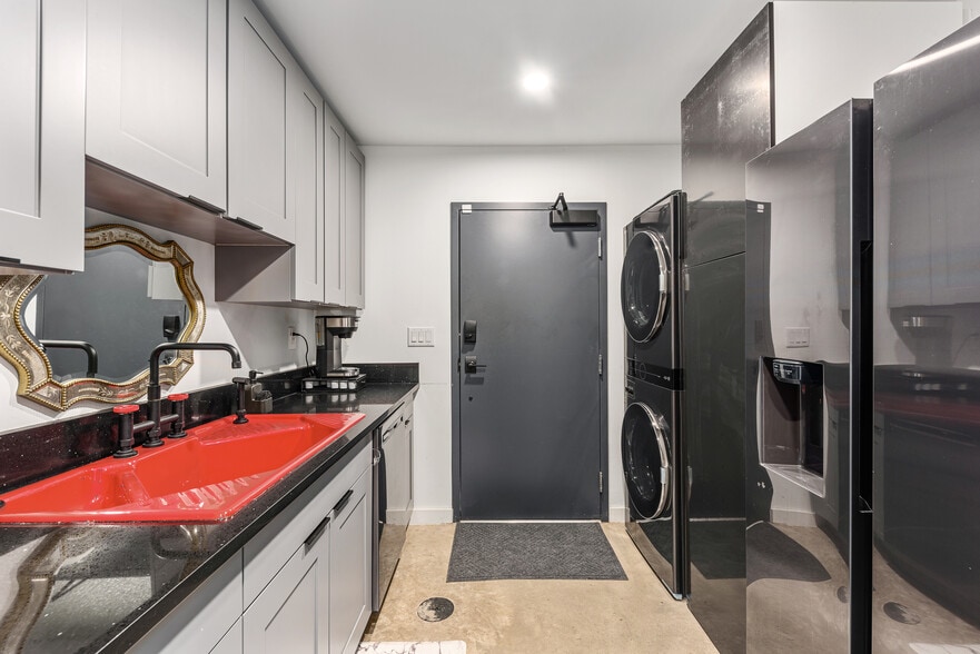 More Photos Of 4798 Iberia Ave, Dallas Office For Sale