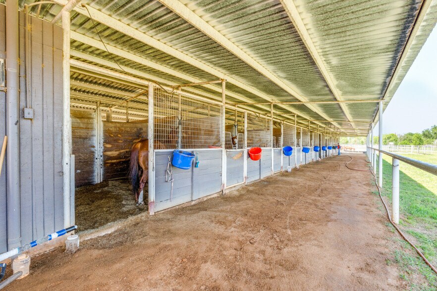 More Photos Of 10023 FM 1303, Floresville Horse Stables For Sale