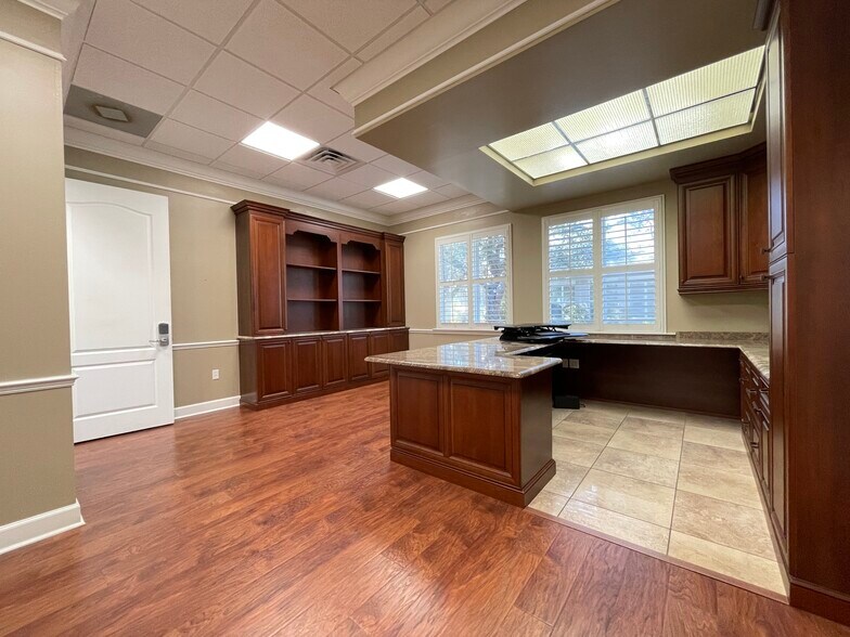 More Photos Of 1701 NW 80th Blvd, Gainesville Office For Sale