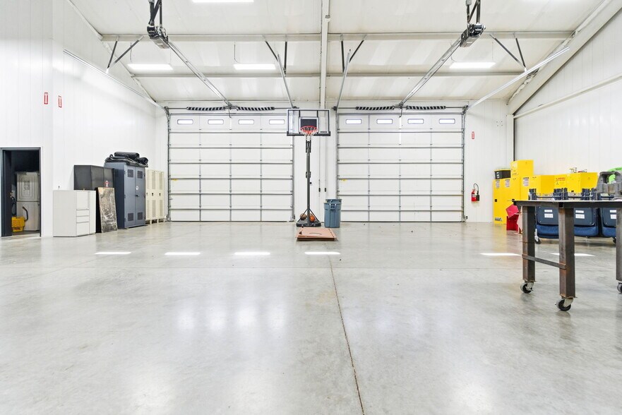 More Photos Of 13720 Aiken Rd, Louisville Warehouse For Lease