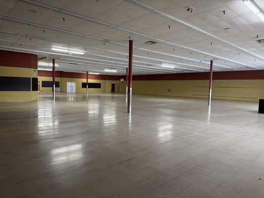 More Photos Of 2811-2827 S Business Dr, Sheboygan General Retail For Lease