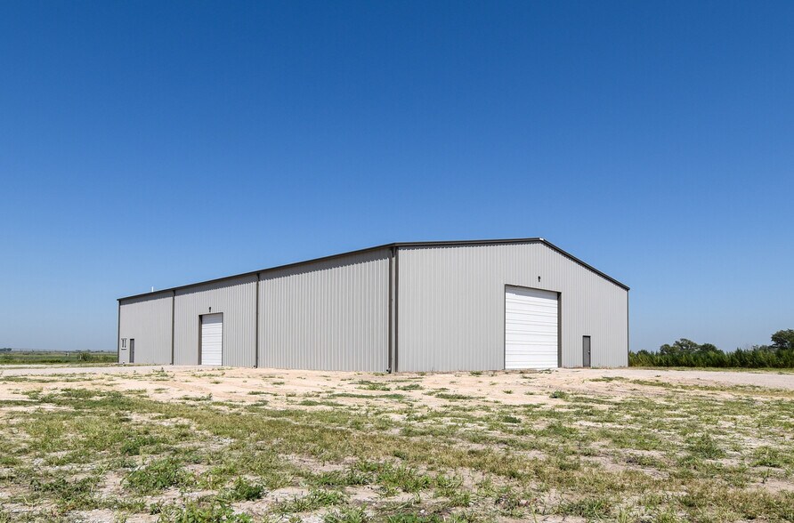 More Photos Of 823 Center Ave, Curtis Warehouse For Lease