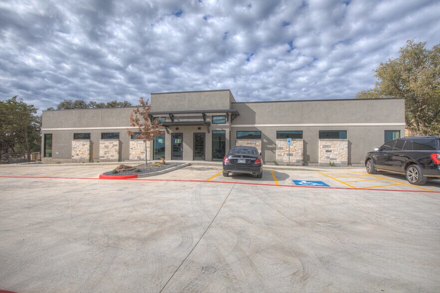 More Photos Of 3016 Independence Dr, New Braunfels Unknown For Lease