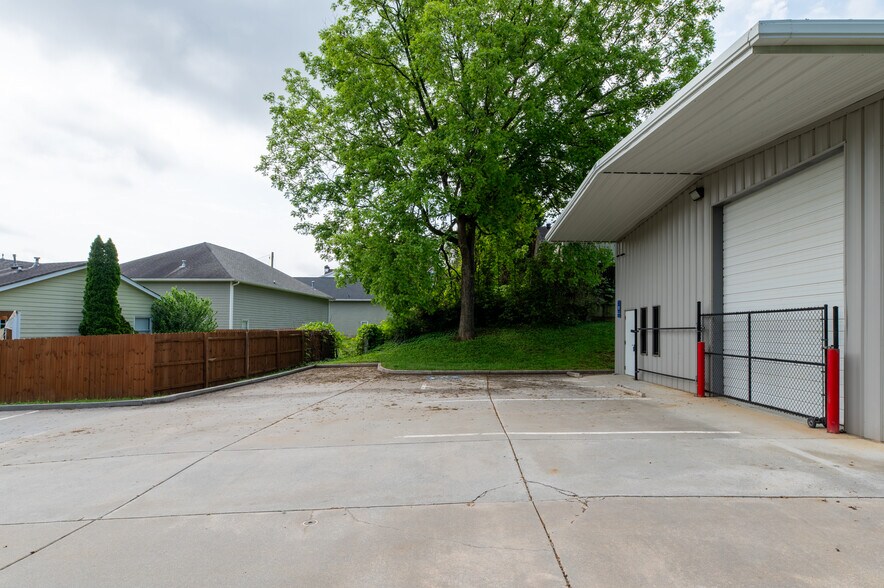 More Photos Of 70 N Gwinnett St, Buford Showroom For Sale
