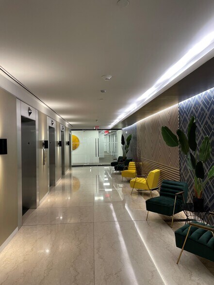 More Photos Of 122 E 42nd St, New York Coworking Space