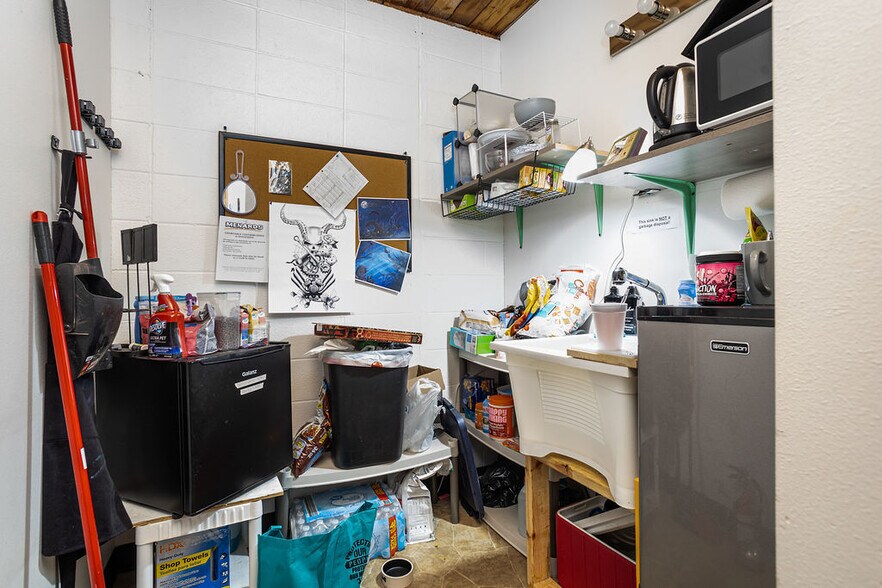 More Photos Of 2001 8th Ave SE, Minot General Retail For Sale