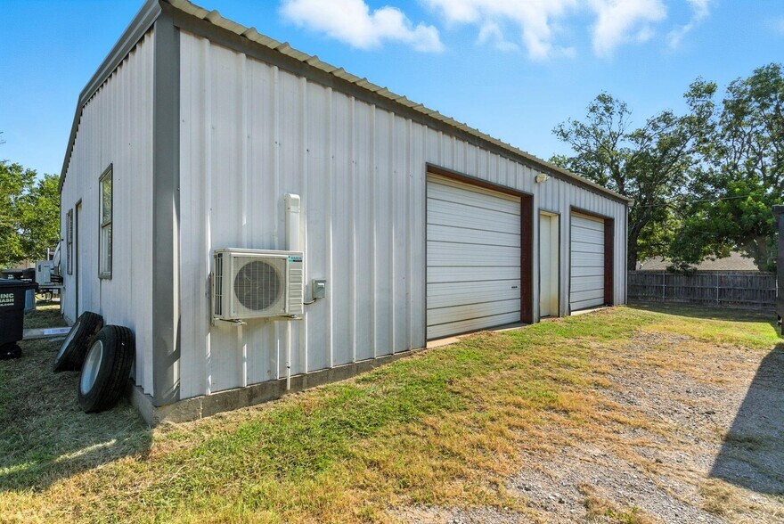 More Photos Of 104 Yuma Street, Lipan Warehouse For Sale
