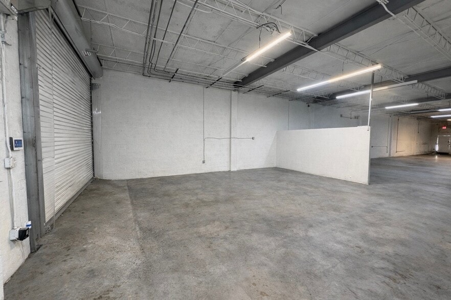 More Photos Of 850 NW 71st St, Miami Service For Lease