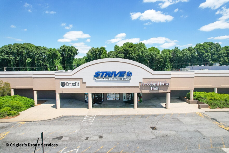 More Photos Of 3716-3728 Battleground Ave, Greensboro Unknown For Lease
