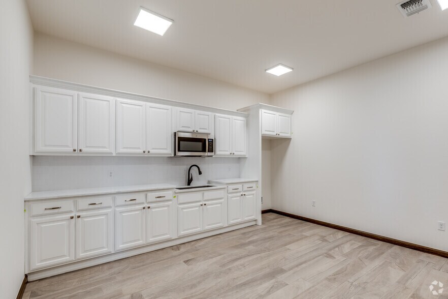 More Photos Of 1111 Magnolia Ct, Moore Unknown For Lease