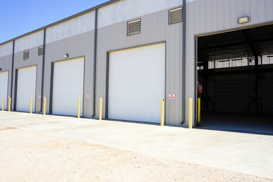More Photos Of 9163 W Murphy St, Odessa Industrial For Lease