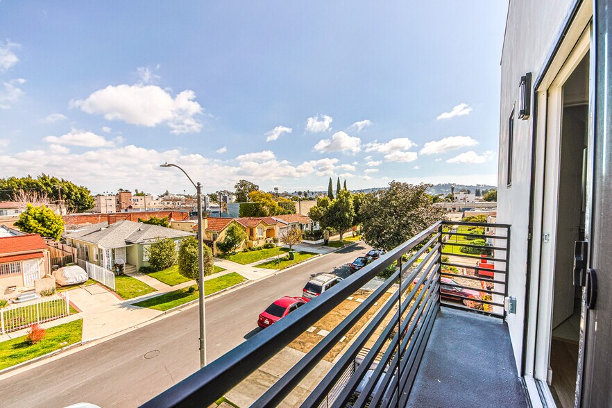 More Photos Of 1923 Carmona Ave, Los Angeles Multifamily For Sale