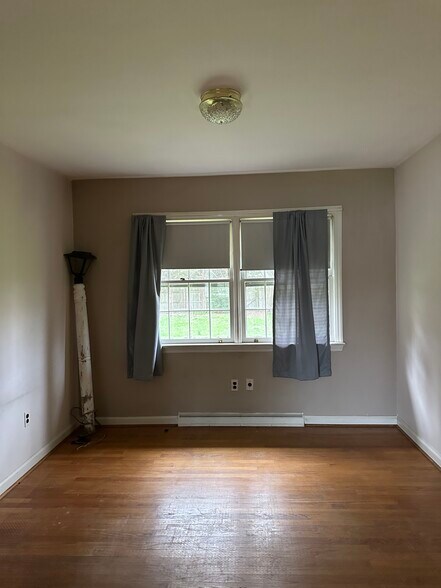 More Photos Of 73 Berlin Cross Keys Rd, Williamstown Specialty For Sale