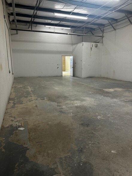 More Photos Of 28631 N Diesel Dr, Bonita Springs Light Manufacturing For Lease