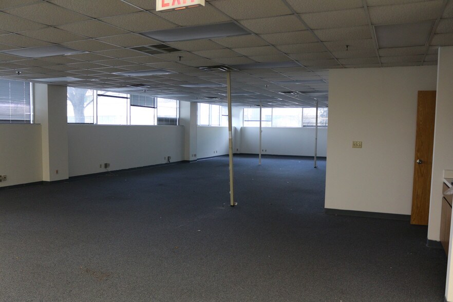 More Photos Of 300 W Jefferson St, Springfield Office For Lease