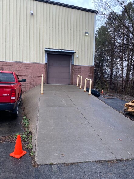 More Photos Of 400 Mason Rd, Fairport Warehouse For Lease