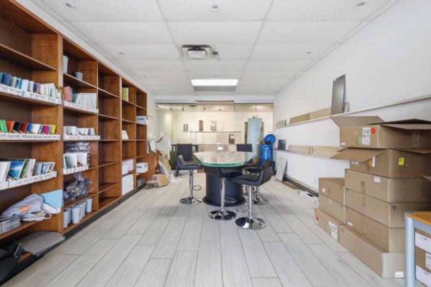 More Photos Of 8905 Boul Henri-Bourassa O, Saint-Laurent Showroom For Sale