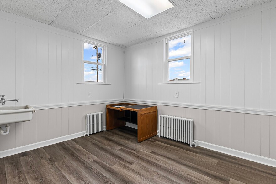 More Photos Of 525 7th St, Altavista Office For Sale